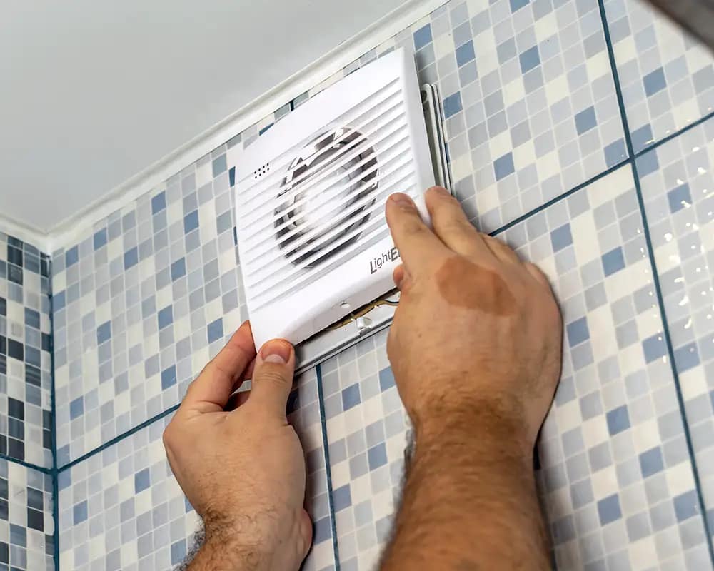 Extractor de aire instalado en baño